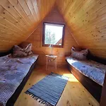 Letniskowe Nad Jeziorem Lesnianskim 度假居 *